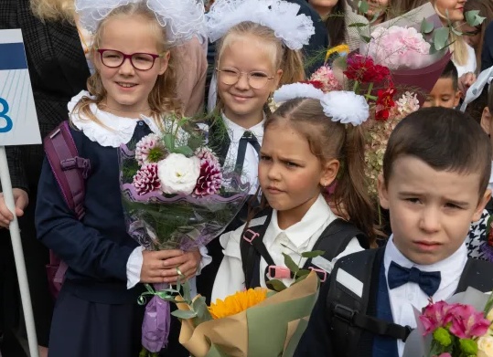 Безопасность, качество и комфорт: Минпросвещения представило новые стандарты и требования к школьной форме